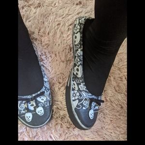 Skull black & white slip on flats